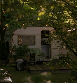 Å utforske naturen og oppleve friheten i brukte campingvogner
